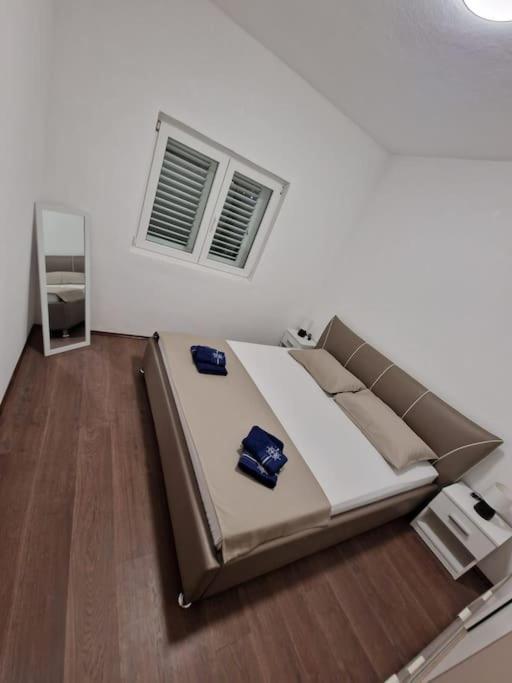 Ferienwohnung Obiteljski Stan Kastel Luksic Kaštela Exterior foto